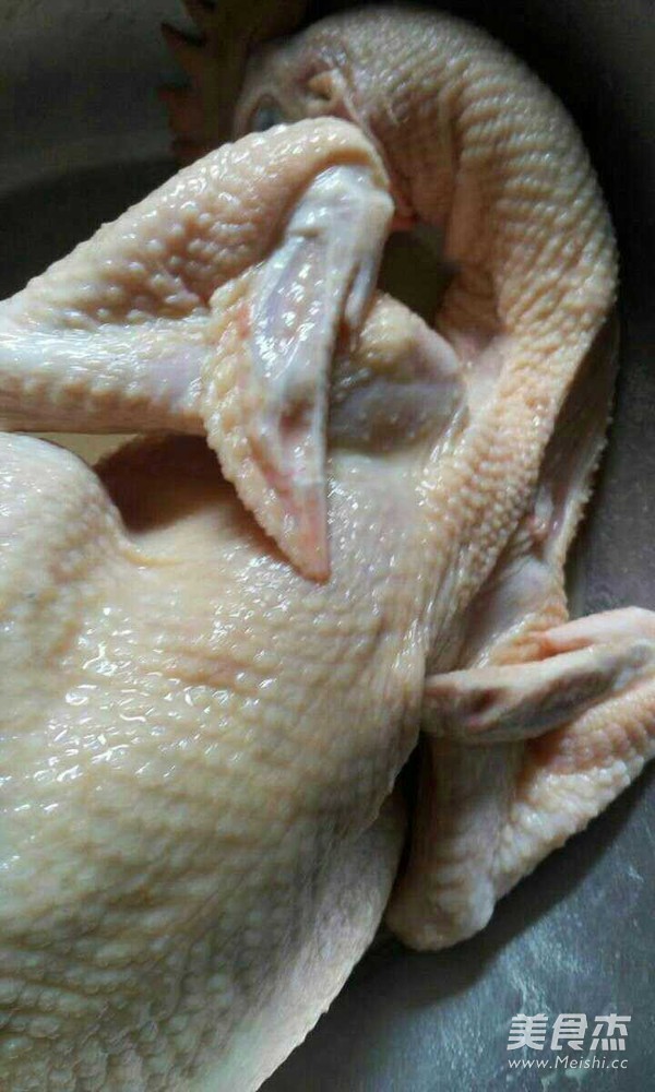 鸡均匀的抹上盐焗鸡粉  肚子里也要抹的 腌制5个小时以上或过夜步骤3