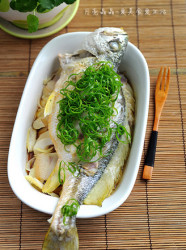 春笋咸肉鲜蒸黄鱼