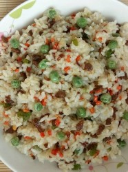 牛肉红萝卜尖椒炒米饭